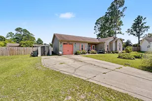 6190 Birchbrook Dr, Hope Mills, NC 28348 - Photo 2