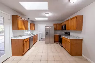 909 Axis Cir, Hope Mills, NC 28348 - Photo 2