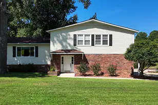 1013 Lakeview Dr, Clinton, NC 28328 - Photo 2
