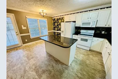 616 Amberdale Circle W, Lumberton, NC 28358 - Photo 8