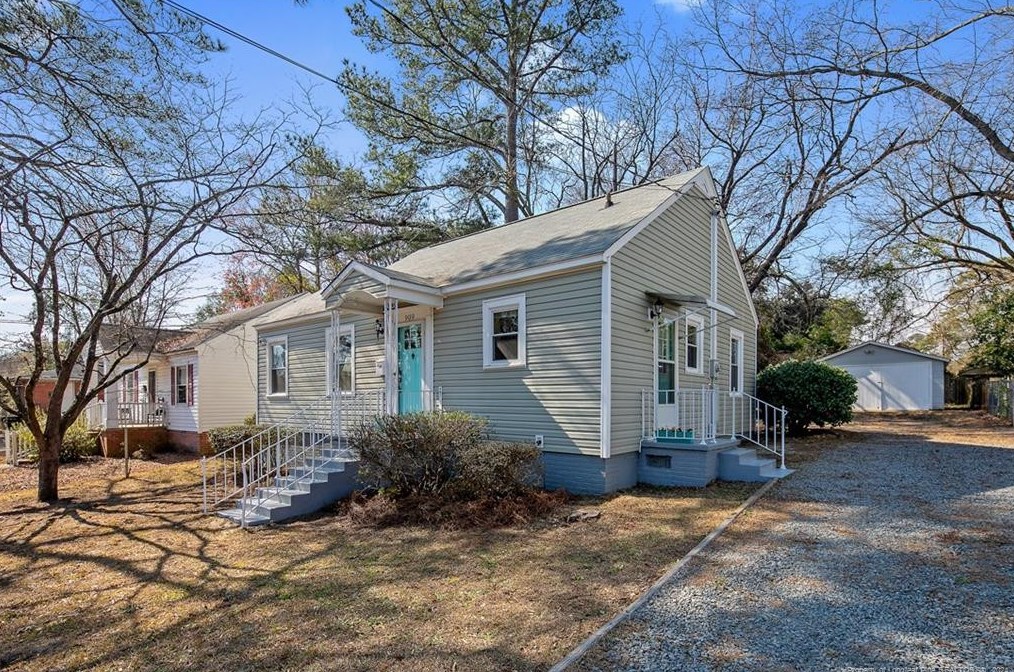 909 Anarine Rd, Fayetteville, NC 28303-4201
