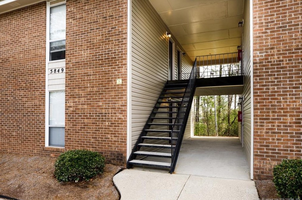 5842 Century Oaks Dr, Fayetteville, NC 28314-4854