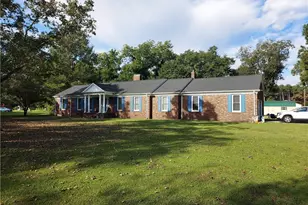 301 Pecan Ln, Laurinburg, NC 28352 - Photo 2