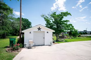 208 W Thompson St, Fairmont, NC 28340 - Photo 16