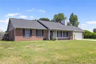 376 Woodberry Cir, Raeford, NC 28376 - Photo 2