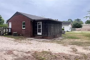212 Peachtree St, Red Springs, NC 28377 - Photo 12