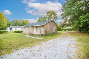 437 N Caledonia Rd, Laurinburg, NC 28352 - Photo 2