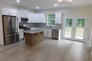 605 5th St, Bladenboro, NC 28320 - Photo 4