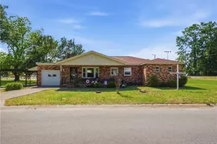 409 N 4th St, Saint Pauls, NC 28384 - Photo 1