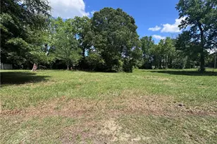 305 S Seneca St, Lumberton, NC 28358 - Photo 1