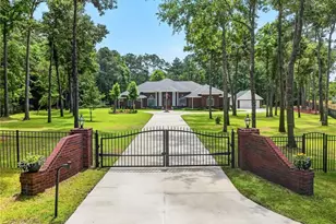 2204 Honey Ln, Hope Mills, NC 28348 - Photo 2