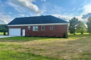 18 Floral Springs Rd, Lumberton, NC 28360 - Photo 2