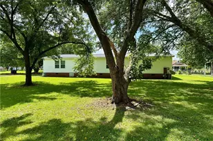142 Phillips Dr, Lumberton, NC 28358 - Photo 4