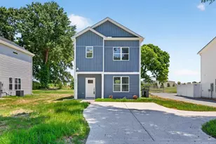 1021 E Harnett St, Dunn, NC 28334 - Photo 1