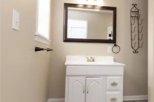 717 W Cutlar St, Saint Pauls, NC 28384 - Photo 32
