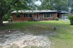 1701 Crest Dr, Aberdeen, NC 28315 - Photo 2