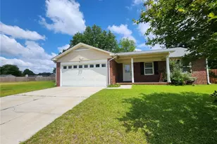 417 Sparrow Dr, Fayetteville, NC 28306 - Photo 2