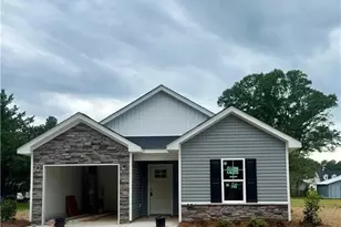 412 Maple St, Roseboro, NC 28382 - Photo 1