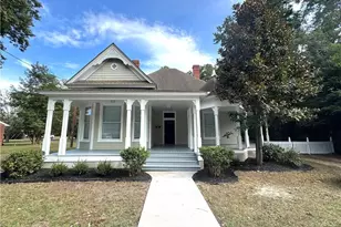 318 N Patterson St, Maxton, NC 28364 - Photo 1