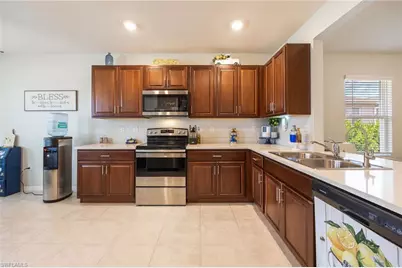 821 NE 6th Pl, Cape Coral, FL 33909 - Photo 4