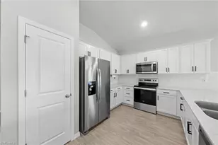 2112 NE 4th Pl, Cape Coral, FL 33909 - Photo 8