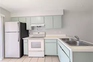 427 NE Pine Island Ln, Cape Coral, FL 33909 - Photo 4