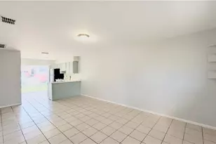 427 NE Pine Island Ln, Cape Coral, FL 33909 - Photo 2