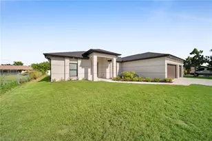 205 NE 9th Pl, Cape Coral, FL 33909 - Photo 4