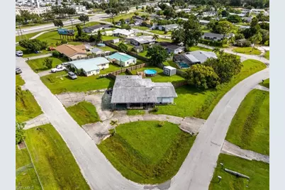 298 Lakeview Dr, North Fort Myers, FL 33917 - Photo 4