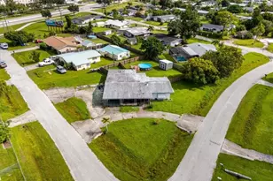 298 Lakeview Dr, North Fort Myers, FL 33917 - Photo 4