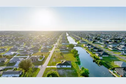 313 NE 5th Ter, Cape Coral, FL 33909 - Photo 8