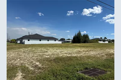 2805 SW 7th Pl, Cape Coral, FL 33914 - Photo 2