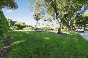 690 Murex Dr, Naples, FL 34102 - Photo 14