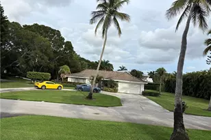 690 Murex Dr, Naples, FL 34102 - Photo 2