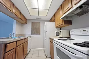 6635 Warwick Cir, Fort Myers, FL 33919 - Photo 8