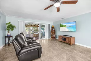 425 Pinecrest Ct, Cape Coral, FL 33904 - Photo 4