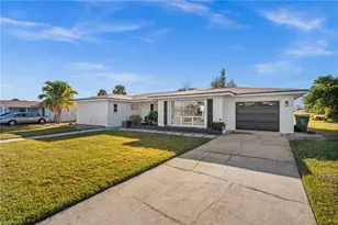 33 Golfview Pl, Rotonda West, FL 33947 - Photo 2