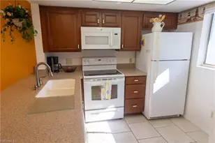 8200 Summerlin Village Cir, Fort Myers, FL 33919 - Photo 18