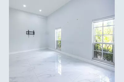 7345 N Oakmont Dr, Hialeah, FL 33015 - Photo 12