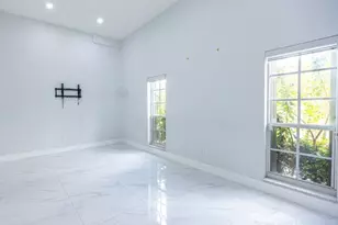 7345 N Oakmont Dr, Hialeah, FL 33015 - Photo 12