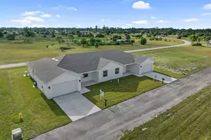 628 Falls Ln, Lehigh Acres, FL 33974 - Photo 4