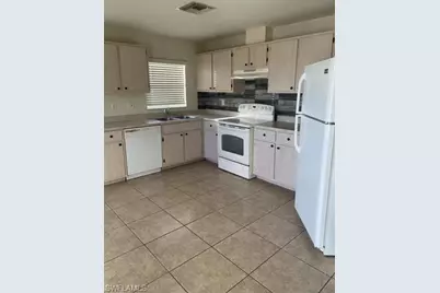 829 NE 15th Ln, Cape Coral, FL 33909 - Photo 2