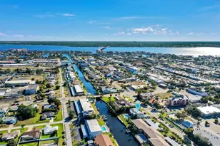 1027 SE 46th Ln, Cape Coral, FL 33904 - Photo 2