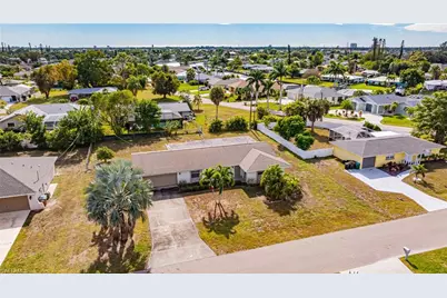 208 SE 43rd Ter, Cape Coral, FL 33904 - Photo 38