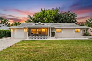 939 Bluebird St, Naples, FL 34104 - Photo 2