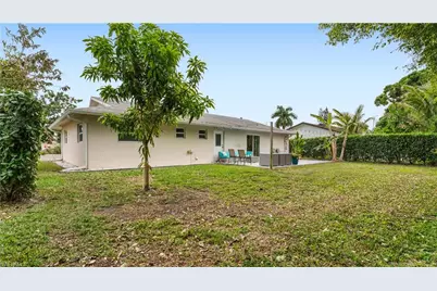 939 Bluebird St, Naples, FL 34104 - Photo 4