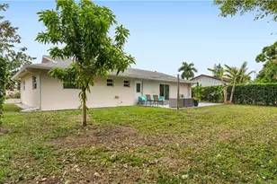 939 Bluebird St, Naples, FL 34104 - Photo 4