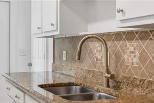 939 Bluebird St, Naples, FL 34104 - Photo 10