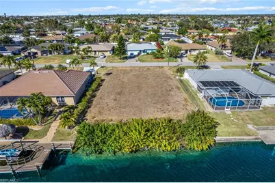 322 SE 33rd St, Cape Coral, FL 33904 - Photo 2