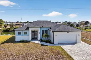2515 NE 5th Pl, Cape Coral, FL 33909 - Photo 2